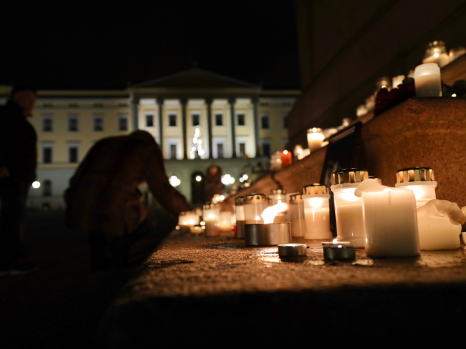 Many have lit candles in memory of Ari Behn in the Palace Square. Photo: Ørn E. Borgen / NTB scanpix